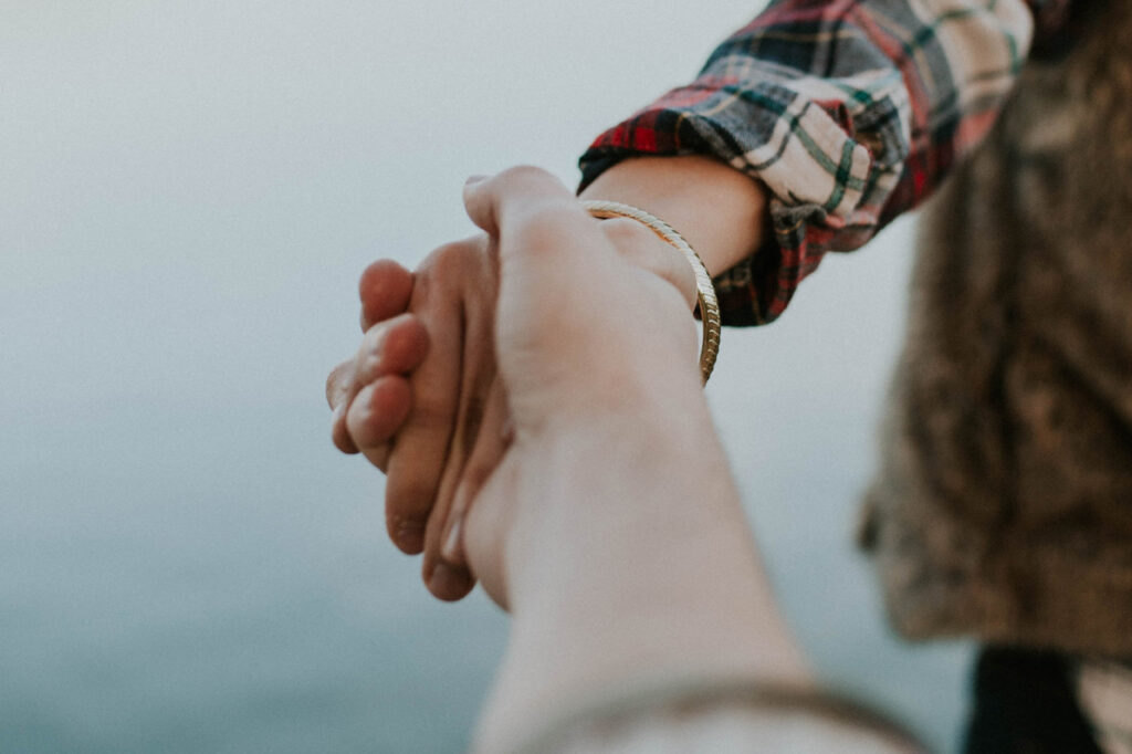 Deux mains qui se tiennent